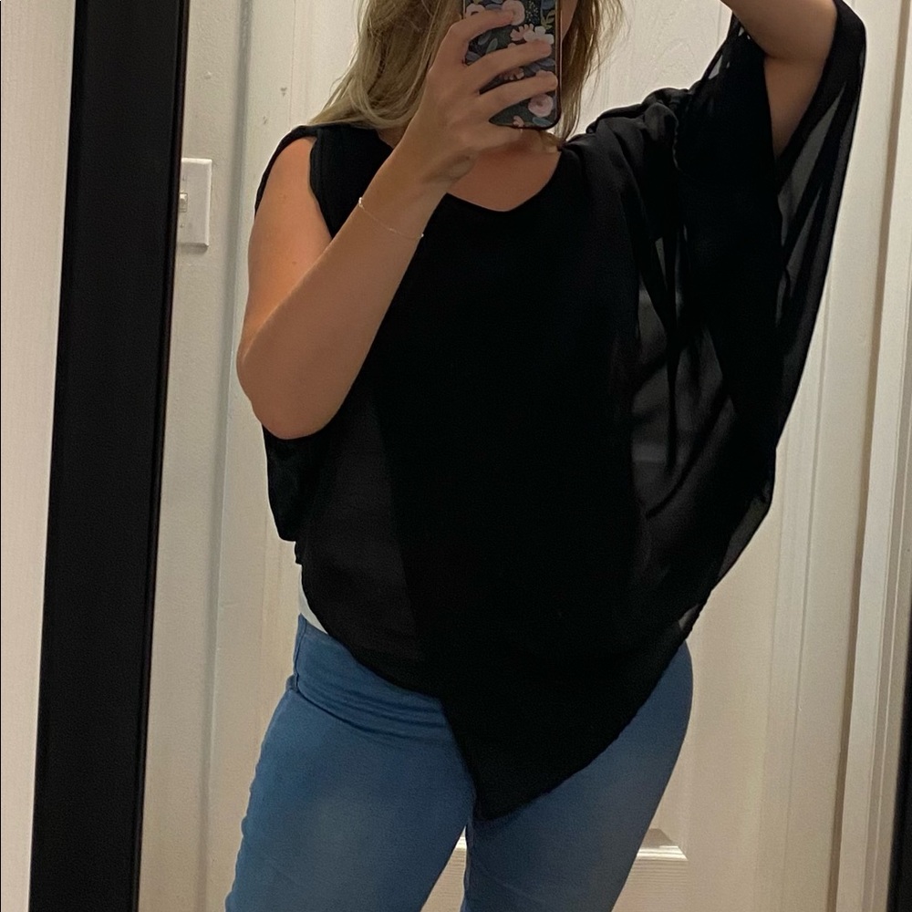 Shear black top. Love the lines. Great condition